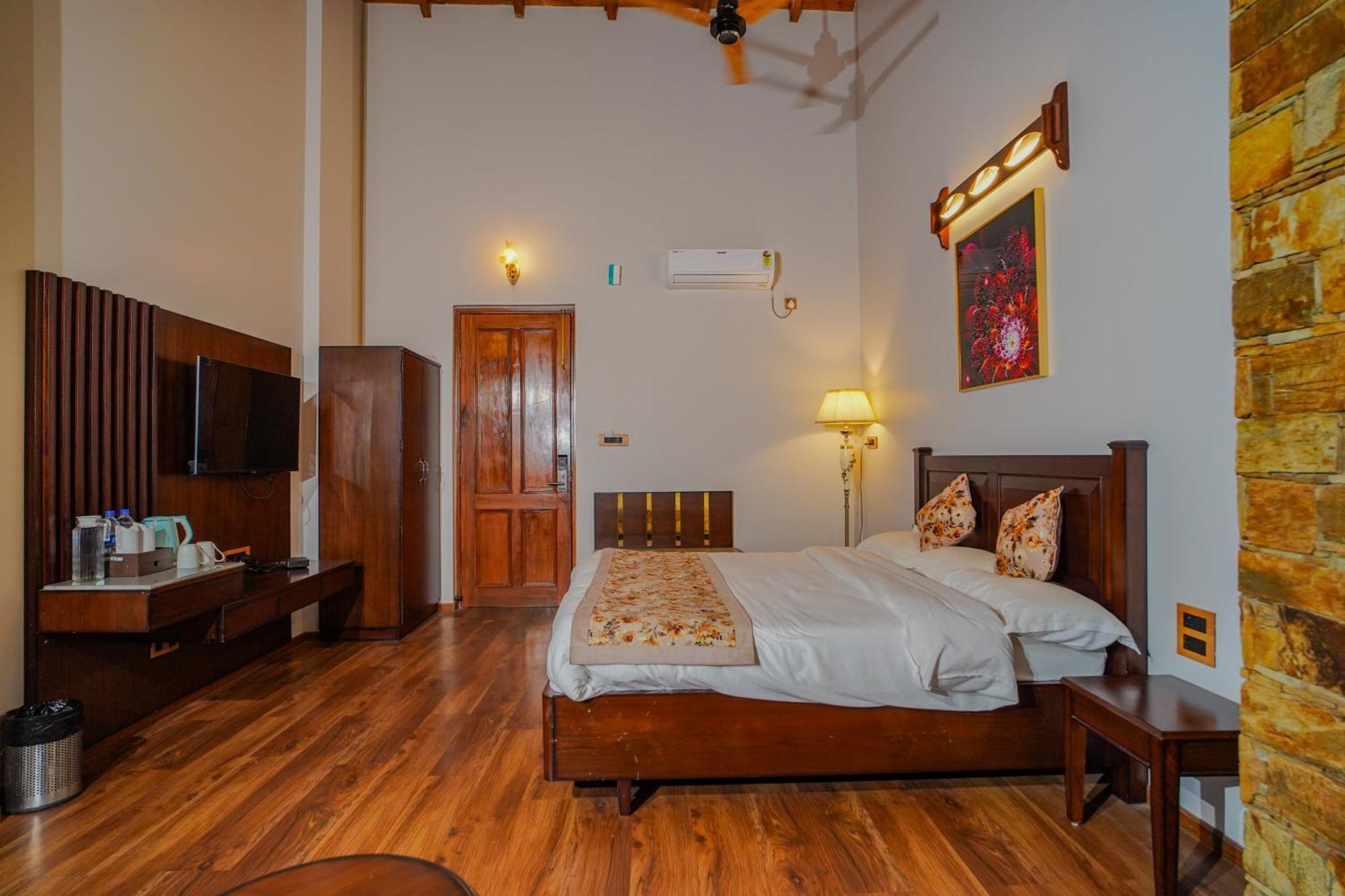 Neelesh Inn- A Luxury Lake View Hotel- 20 Kms From Nainital Bhīm Tāl Zewnętrze zdjęcie