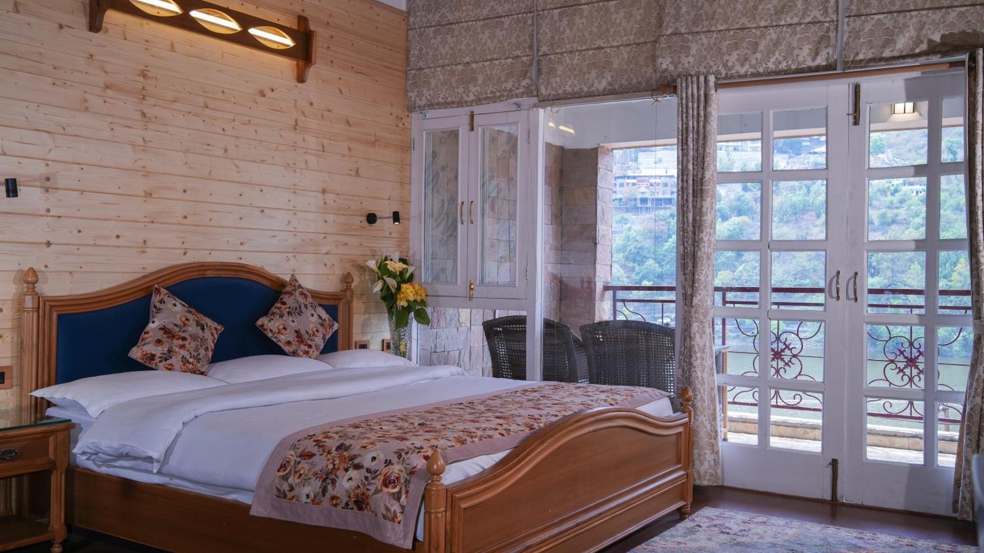 Neelesh Inn- A Luxury Lake View Hotel- 20 Kms From Nainital Bhīm Tāl Zewnętrze zdjęcie