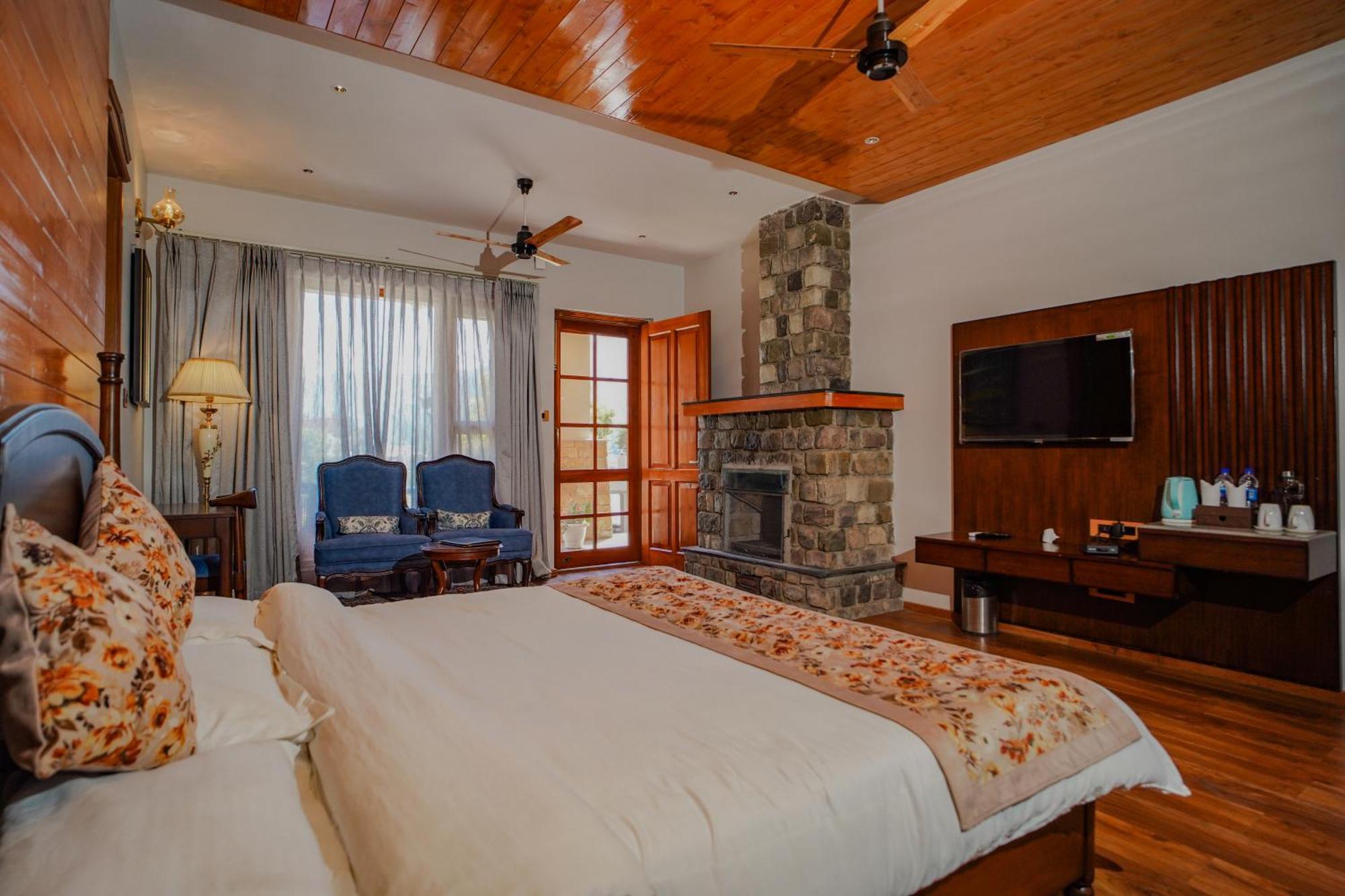 Neelesh Inn- A Luxury Lake View Hotel- 20 Kms From Nainital Bhīm Tāl Zewnętrze zdjęcie